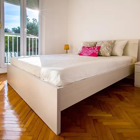 Apartament Aura *